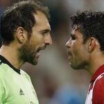 El atlético Diego Costa se encara con el guardameta madridista en el derbi liguero del pasado sábado