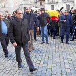 Barbero y el director de la Policía Municipal (segundo y tercero por la izda.), salieron de la comisión de Seguridad recorriendo la Plaza de la Villa, en la que se celebraba una protesta policial