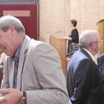 La consejera de Hacienda interviene en la tribuna mientras miembros del Grupo Socialista, entre ellos José Antonio Griñán, conversan