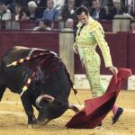 David Mora, durante faena a su segundo toro, de la ganadería Victoriano del Rio