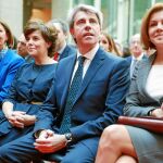Ángel Garrido, la vicepresidenta del Gobierno, Soraya Sáenz de Santamaría, y la secretaria general, Dolores de Cospedal, durante la recepción oficial del 2 de mayo/ Cipriano Pastrano