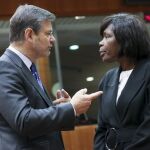 Catalá charla con su colega portuguesa, Francisca Van Dunem, durante la reunión de ministros de Justicia de la UE celebrada en Bruselas.