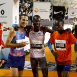 El keniano Eric Kiptanui (c),posa junto a su compatriota Amos Kirui (d) y al español Toni Abadía (i) tras lograr la primera, segunda y tercera posición.