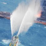 Los barcos de rescate trataron hasta el último momento de apagar el incendio