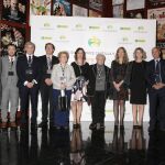 Foto de familia de los premiados y las autoridades