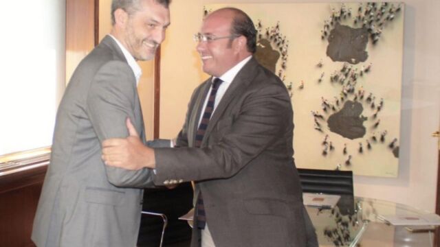 El presidente de la Región, Pedro Antonio Sánchez (dhca.), y el portavoz parlamentario de Podemos, Óscar Urralburu, ayer