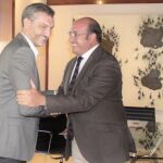 El presidente de la Región, Pedro Antonio Sánchez (dhca.), y el portavoz parlamentario de Podemos, Óscar Urralburu, ayer