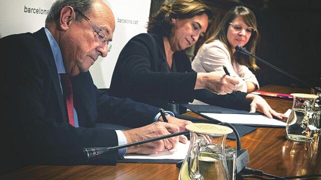 Firma del histórico acuerdo entre la alcaldesa Colau y la junta constructora