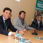 El consejero de Empleo, Carlos Fernández Carriedo, junto a los presidentes de Predif y Aspaym, Francisco Sardón y Ángel de Propios, respectivamente, durante una jornada sobre asistencia personal celebrada en Valladolid