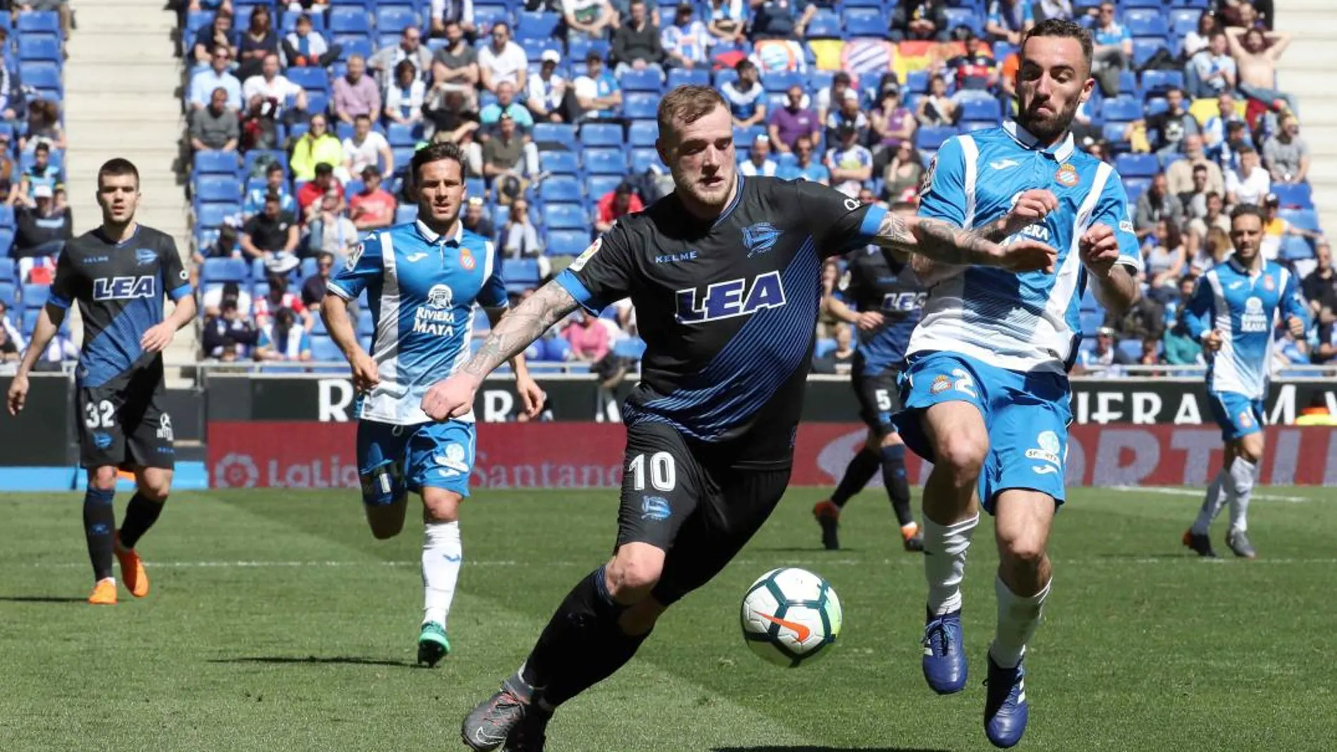 El espanyolista Sergi Darder y el delantero sueco del Deportivo Alavés, John Guidetti.