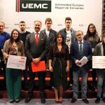 La rectora, Imelda Rodríguez, y el presidente de la Fundación de la UEMC, Luis Barcenilla, y Óscar Calleja, del Banco Santander con los alumnos becados