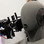 Una cabeza con micrófonos simula la boca y oídos de un usuario del terminal para determinar el funcionamiento en diferentes tipos de escenarios.
