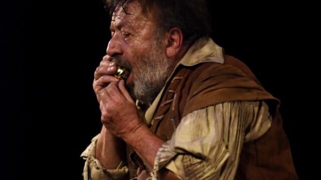 José Sefami encarna a Divino Pastor Góngora, un ficitio actor de la Nueva España del siglo XVIII