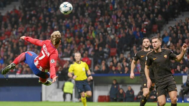 Griezmann se suspende en el aire antes de rematar en la acción del gol