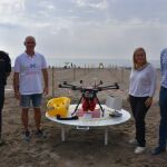 La alcaldesa, Ana Mula, acompañada del edil de Playas, José Sánchez, presentó ayer el sistema