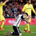 Santi Mina, arrodillado en el césped, se lamenta de una ocasión fallida