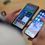 Un cliente compara el iPhone X, el día que se puso a la venta, con un modelo antiguo