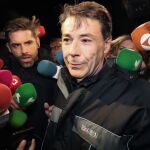 El expresidente de la Comunidad de Madrid Ignacio González (c), rodeado de periodistas, a su salida de la madrileña cárcel de Soto del Real. EFE