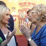 Marimar Blanco (i), presidenta de la Fundación Víctimas del Terrorismo y hermana de Miguel Ángel Blanco, asesinado hace 20 años por ETA, conversa con la alcaldesa de Madrid, Manuela Carmena