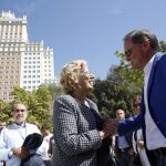 Trinitario Casanova saluda a Manuela Carmena en la plaza de España.