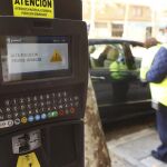 Controladores de la zona SER explican a los conductores que no se puede aparcar.