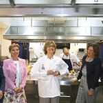 De izquierda a derecha, Caramanzana, María José Salgueiro, García Tejerina, Milagros Marcos y Jesús Julio Carnero, en la Escuela de Cocina de Valladolid