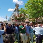 Numerosos fieles abulenses acompañan a la Virgen de Sonsoles, patrona de Ávila, portada a hombros por dieciséis anderos
