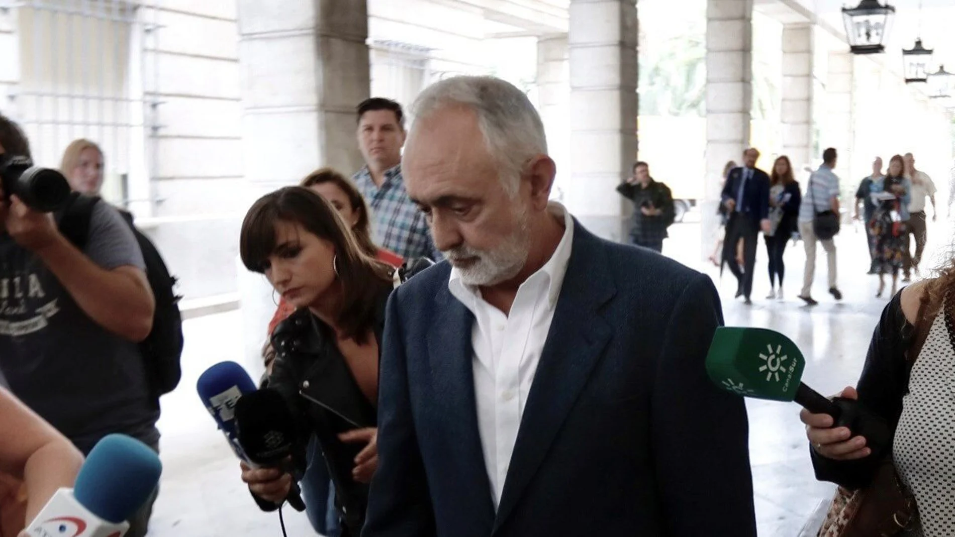 En la imagen, el ex director general de la Faffe Fernando Villén, en los juzgados sevillanos (Foto: Efe)