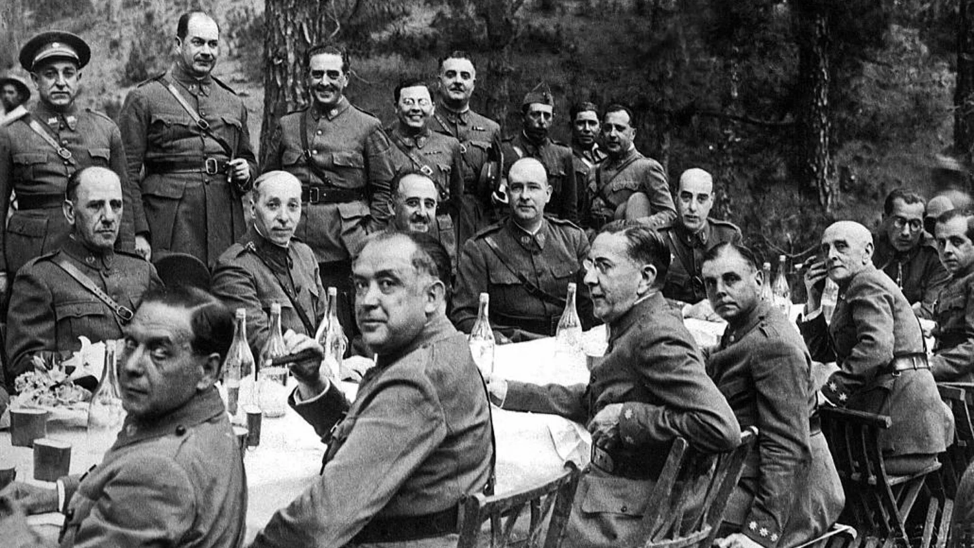 En este encuentro, celebrado en Tenerife en 1936, se ultimaron los detalles del alzamiento. En el centro puede distinguirse a Francisco Franco