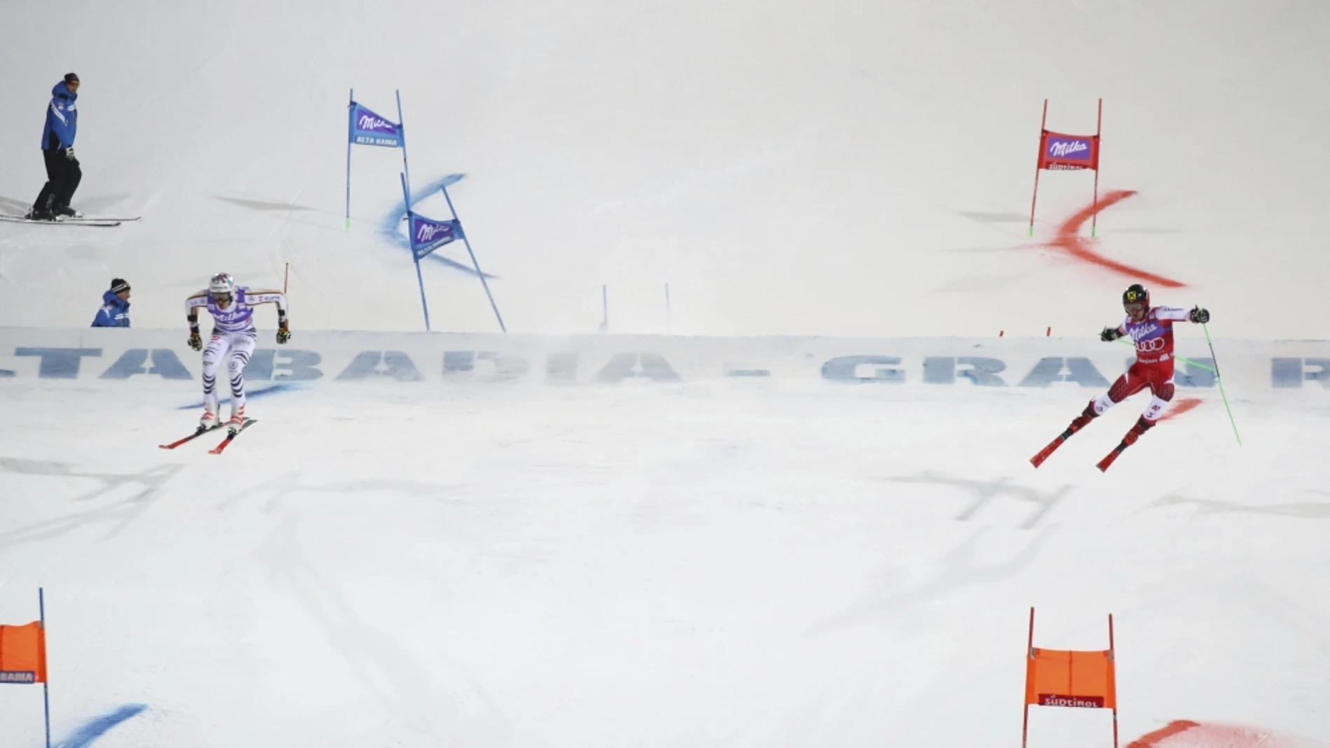 Thibaut Favrot a la izquierda y Marcel Hirscher a la derecha durante la final