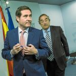 Antonio Garamendi, a la izquierda, sucederá previsiblemente a Juan Rosell al frente de la patronal a partir del 21 de noviembre