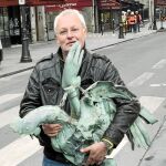 El gallo que coronaba la flecha fue hallado ayer por un ciudadano entre los escombros El gallo que coronaba la flecha fue hallado ayer por un ciudadano entre los escombros