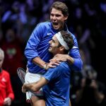Nadal abraza a Federer tras su victoria en Praga