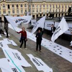 Manifestantes a favor y en contra del acuerdo de paz entre el Gobierno colombiano y las FARC hoy, martes 29 de noviembre de 2016, frente a la sede del Congreso en Bogotá (Colombia)