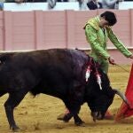 El malagueño torea al natural con el estoque simulado