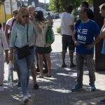 Miembros del comité de huelga de Eulen, antes de iniciar la asamblea de trabajadores