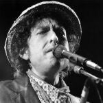 Fotografía de archivo fechada el 3 de junio de 1984 que muestra al cantautor estadounidense Bod Dylan durante un concierto que ofreció en el estadio Olímpico de Múnich, Alemania