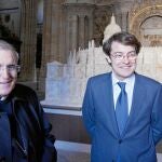 El cardenal Luis Martínez Sistach junto a Fernández Mañueco