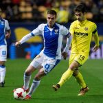 El centrocampista español del Villarreal, Manu Trigueros, pelea el balón con el centrocampista español del Leganés, Javier Eraso, durante el partido de vuelta de octavos de final de la Copa del Rey disputado hoy en el Estadio de la Cerámica de Villarreal.