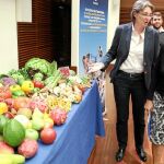 Manuela Carmena y Marta Higueras presentaron ayer medidas para combatir la malnutrición entre los niños