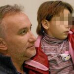 Fernando Blanco, junto a a la pequeña Nadia
