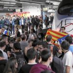 Renfe tuvo que suspender la circulación de los trenes de alta velocidad por la presencia de manifestantes en las vías