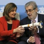 La ministra de Empleo y Seguridad Social, Fátima Báñez, tras entregar al presidente del grupo Planeta, José Manuel Lara, una de las Medallas de Oro al Mérito en el Trabajo