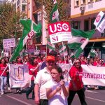 Miembros de los diez centros afectados llegan al Parlamento desde la calle Resolana de la capital