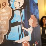 Óscar Puente, Ana Redondo y Javier Martínez junto con el cartel de la 19 edición del Festival Internacional de Teatro de Calle