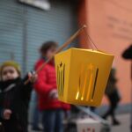 GRA204. VIC (BARCELONA), 04/01/2017.- Varias personas compran "fanelets (farolillos)"con la estelada en uno de los puestos de venta instalados en Vic, donde ANC y Òmnium Cultural han montado una campaña para animar a la población a recibir a los Reyes Magos con "farolillos de la estelada"en la cabalgata del próximo día 5 en Vic (Barcelona), que retransmitirá el canal autonómico de televisión TV3, iniciativa que ha provocado las críticas de la oposición y de la Delegación del Gobierno en Cataluña. EFE/Susanna Sáez
