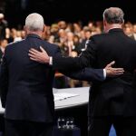Los candidatos a la Vicepresidencia de EE.UU., el republicano Mike Pence (i) y el demócrata Tim Kaine (d), saludan a los asistentes después de participar en el debate