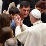 El Papa vendice a un niño durante la audiencia a las víctimas del atentado de Niza