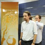 El líder de Podemos, Pablo Iglesias, antes de su rueda de prensa en el Congreso