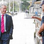 El lendakari, Iñigo Urkullu, saluda a unos agentes de la Ertzaintza ayer en San Sebastián